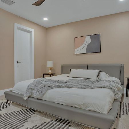 Stunning 2 Story Villa With Pool 포트 로더데일 외부 사진