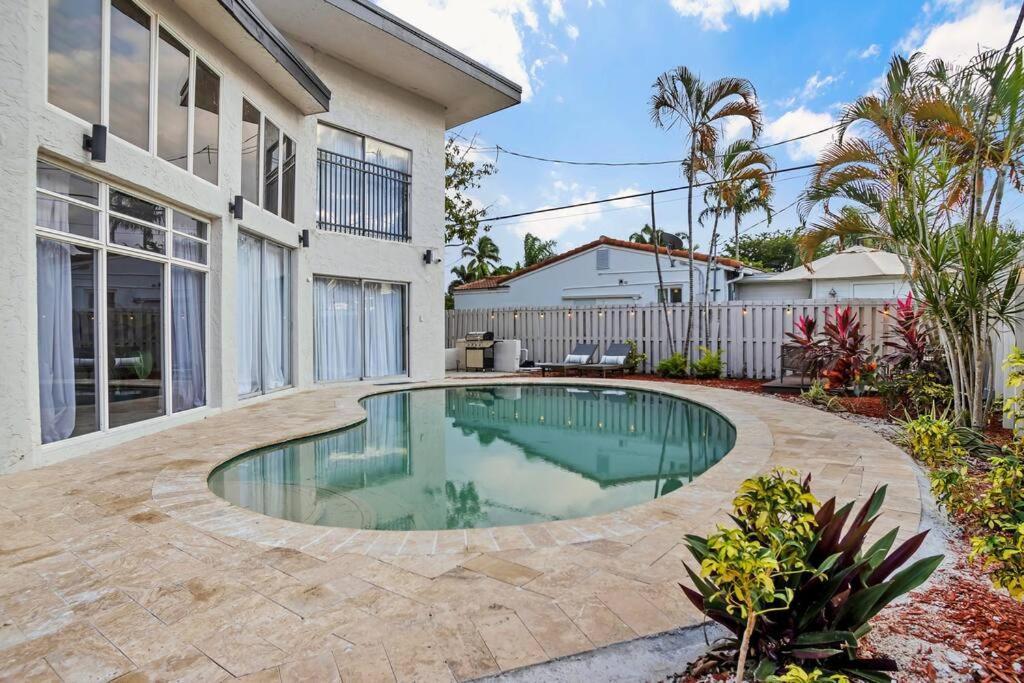 Stunning 2 Story Villa With Pool 포트 로더데일 외부 사진