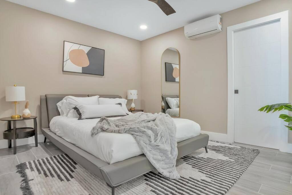 Stunning 2 Story Villa With Pool 포트 로더데일 외부 사진