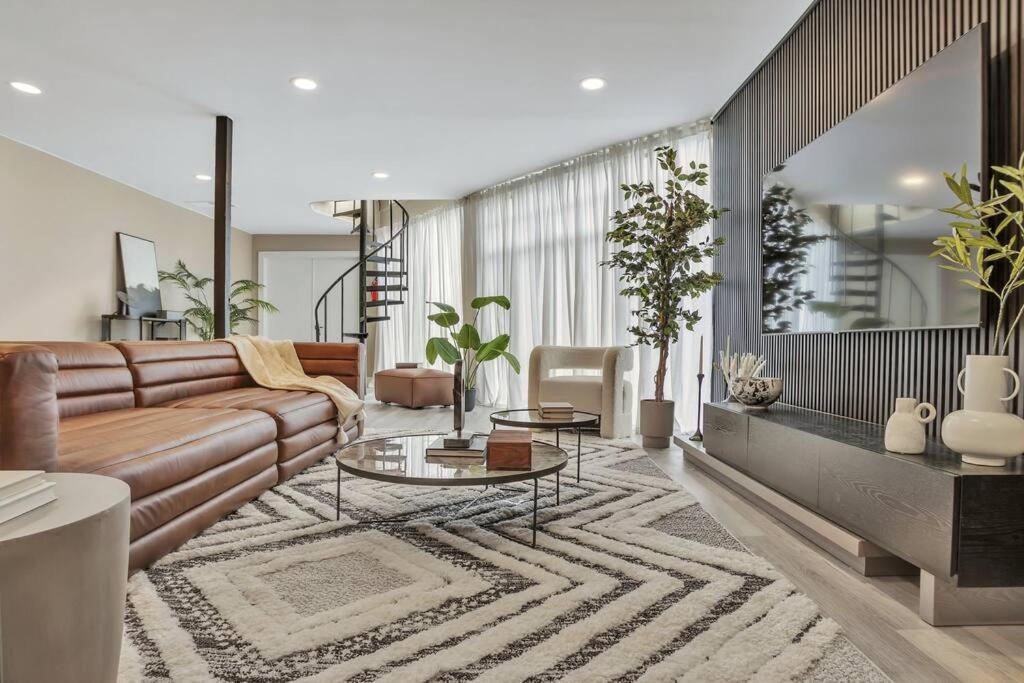 Stunning 2 Story Villa With Pool 포트 로더데일 외부 사진