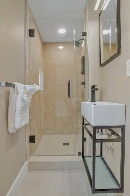 Stunning 2 Story Villa With Pool 포트 로더데일 외부 사진