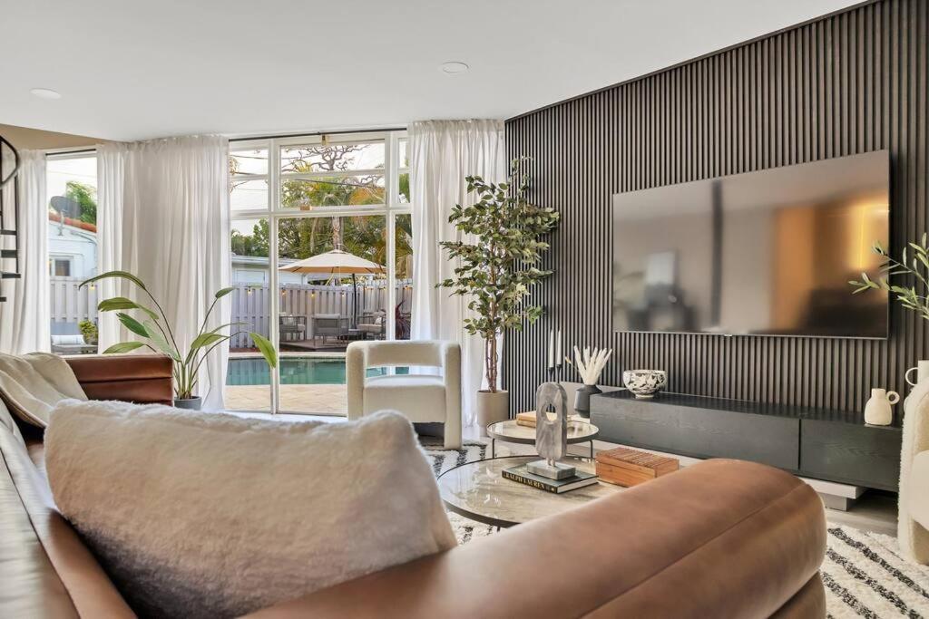 Stunning 2 Story Villa With Pool 포트 로더데일 외부 사진