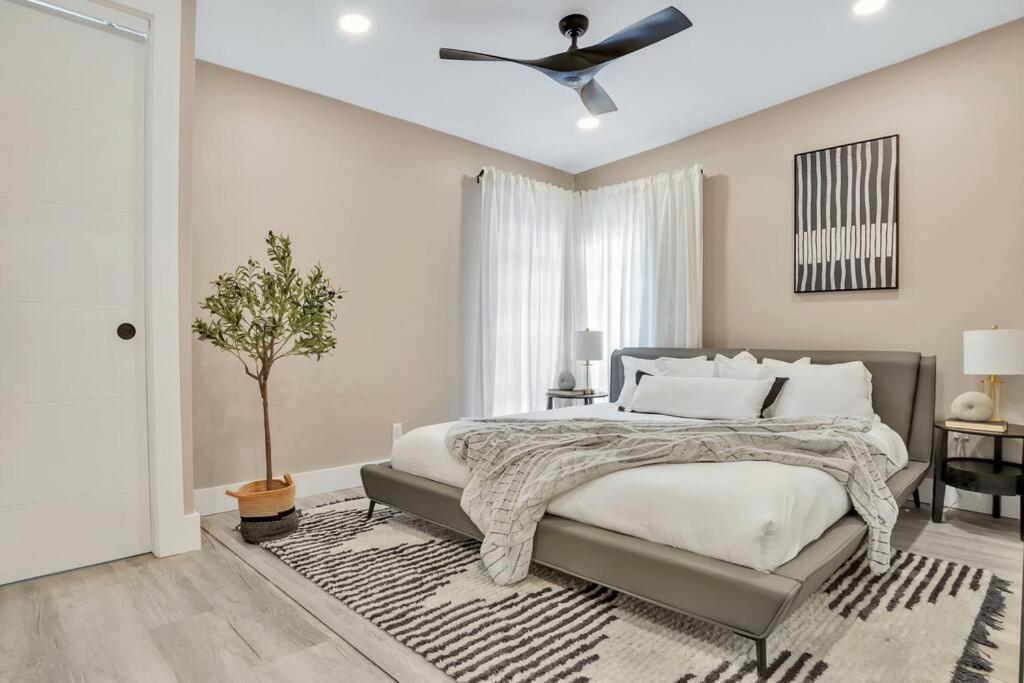 Stunning 2 Story Villa With Pool 포트 로더데일 외부 사진