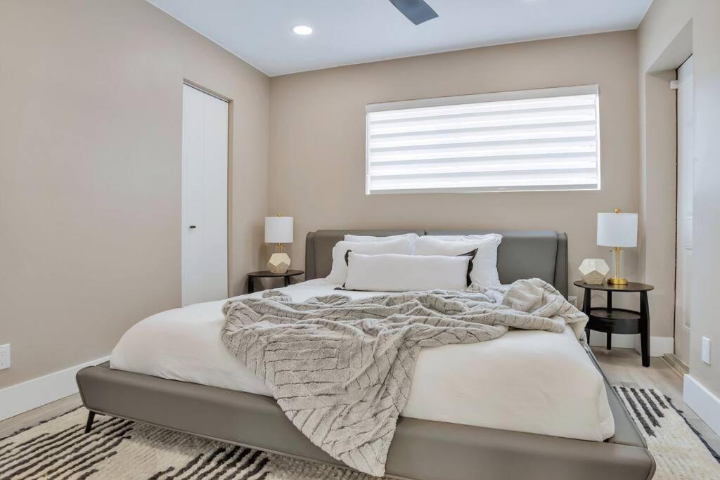 Stunning 2 Story Villa With Pool 포트 로더데일 외부 사진