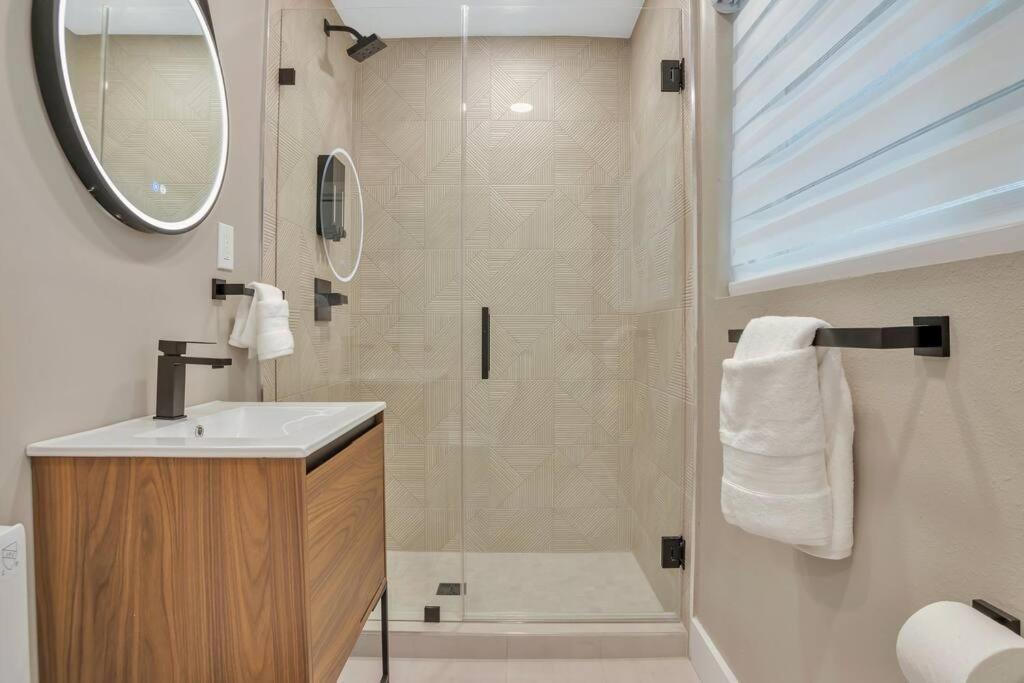 Stunning 2 Story Villa With Pool 포트 로더데일 외부 사진