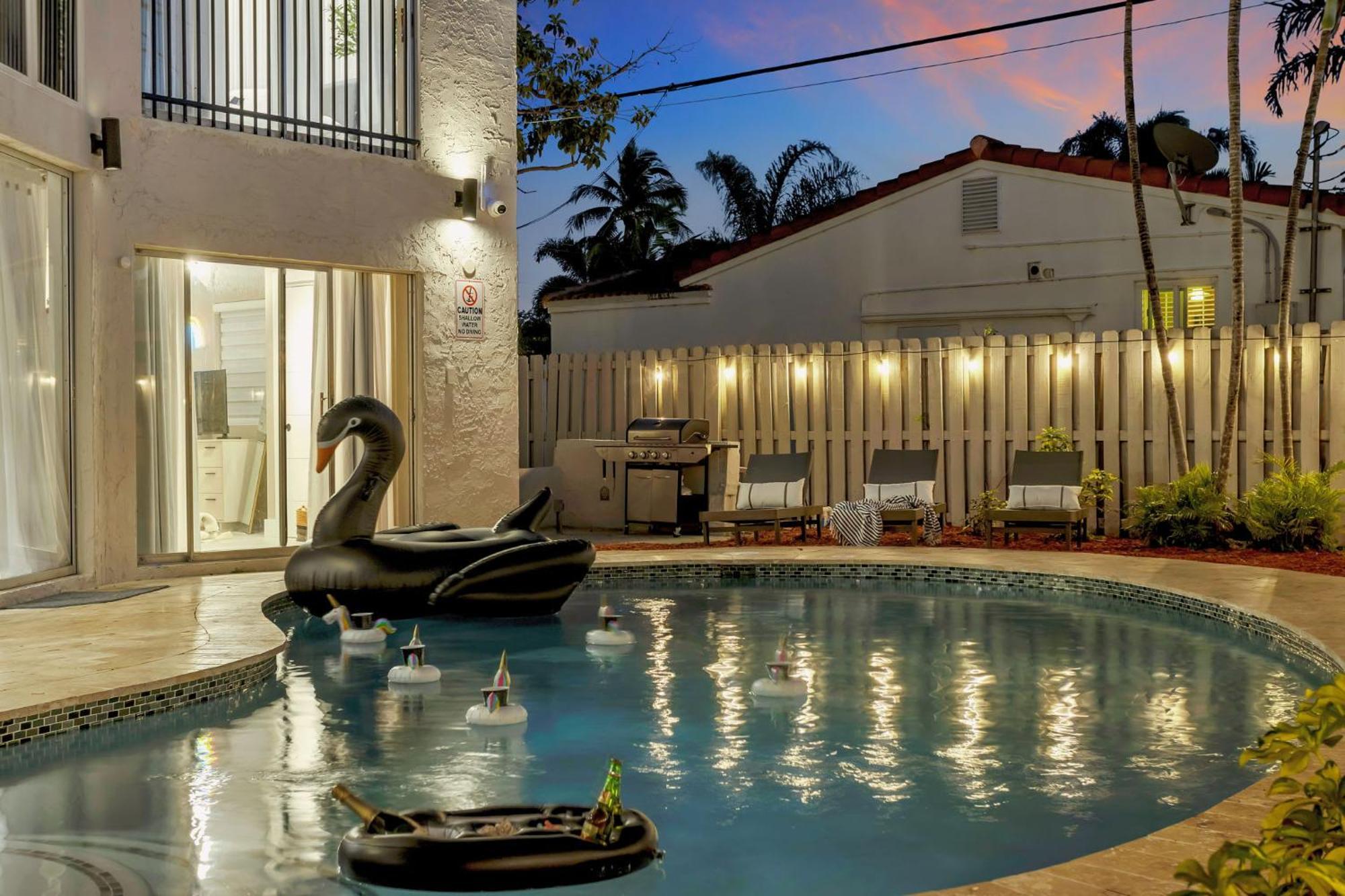 Stunning 2 Story Villa With Pool 포트 로더데일 외부 사진