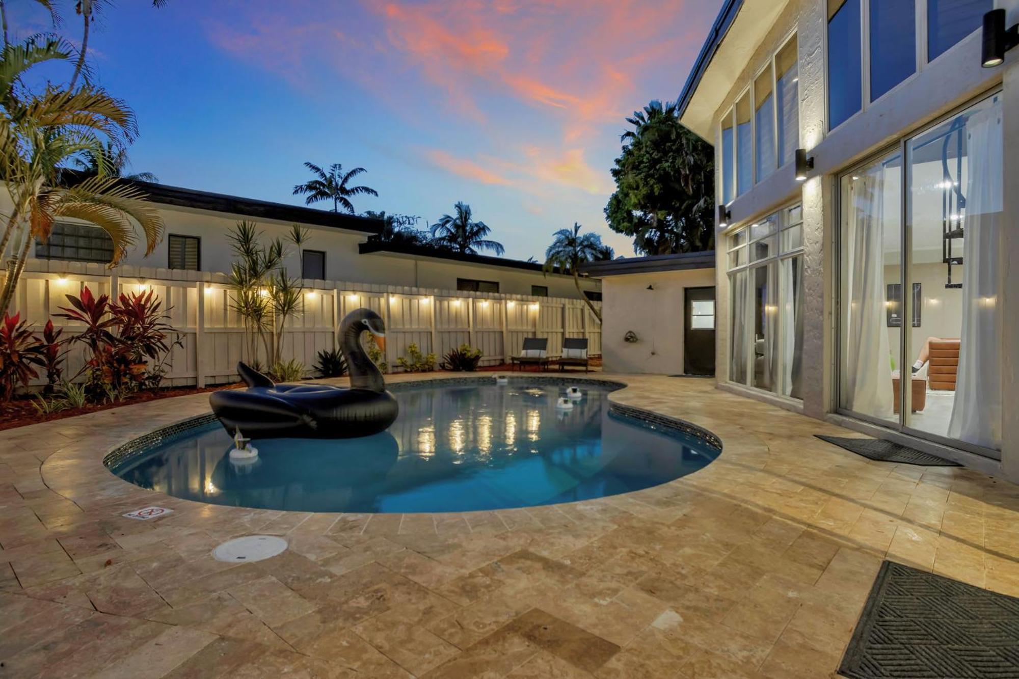 Stunning 2 Story Villa With Pool 포트 로더데일 외부 사진