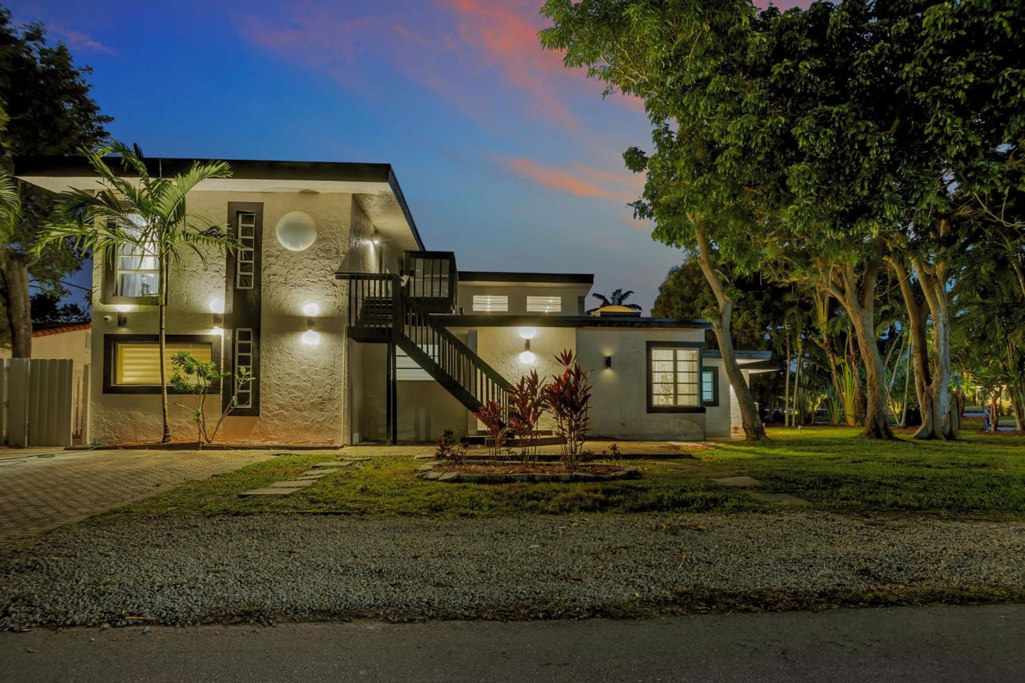Stunning 2 Story Villa With Pool 포트 로더데일 외부 사진